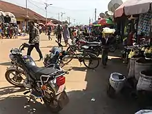 route traversant le marché à Macenta