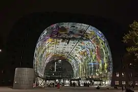 Façade interne du Markthal, avec son écran géant.