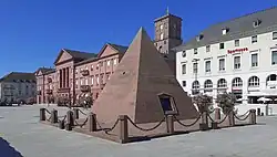 La pyramide sur la place du marché de Karlsruhe.