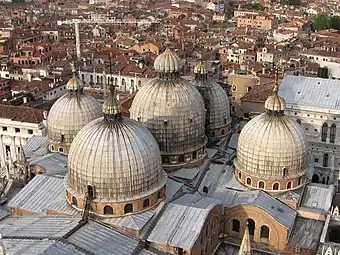 Coupoles de la basilique Saint-Marc de Venise, son plan en croix grecque à cinq coupoles est similaire à Saint-Front de Périgueux, le modèle était l'église des Saints-Apôtres à Constantinople aujourd'hui disparue.