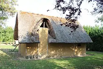 Reconstitution d'une chaumière en torchis.