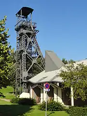 Vue globale du chevalement et de la salle des machines.