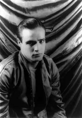 Marlon Brando, photographié sur scène en 1948 (par Carl Van Vechten), dans le rôle de Stanley Kowalski - qu’il incarne également quelques années plus tard dans l’adaptation cinématographique de la pièce.