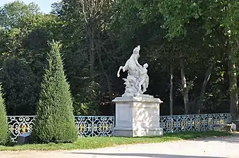 Le moulage d'un des Chevaux de Marly ornant le parc.