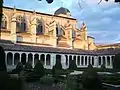 Le cloître au sud de l'église (oct. 2012)