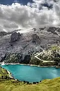 Le lac et au fond le glacier de la Marmolada.