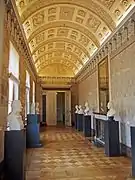 Galerie de marbre avec portraits en buste de la famille ducale