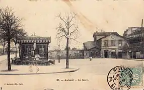 La gare, vers 1903.À l'extrême droite, on devine le début du viaduc de nos jours disparu.