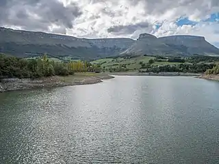 Le réservoir de Maroño (bassin du Nervion) et le massif de Gorobel / Salbada.