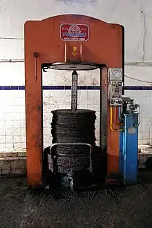 Presse hydraulique moderne (Maroc).