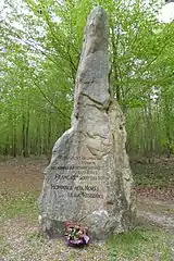 « Ici vécurent en combattant l'ennemi / Des hommes qui croyaient simplement en la France / Français souviens toi / Hommage aux morts de la Résistance »