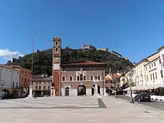 piazza Castello et château supérieur