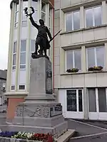 Le Poilu victorieux (monument aux morts)