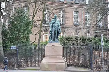 Statue de Philippe Grass devant l'Hôtel de Klinglin.