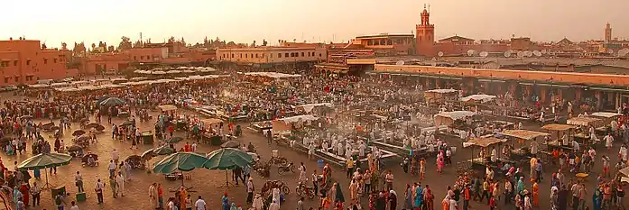 Une grande place de marché à Marrakech