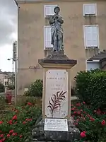 Poilu au repos (monument aux morts)