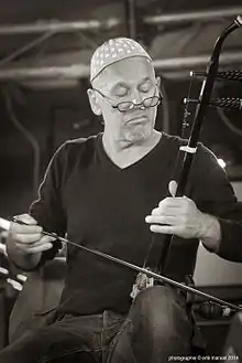 Marcel Aubé sur scène jouant du violon chinois