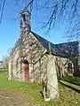 La chapelle Notre-Dame de Lanriot et la stèle christianisée datant de l'Âge du fer.