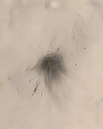 Cratère d'impact situé dans Arabia Terra. Le cratère a un diamètre de 22,6 ± 1,7 mètres. Deux photos prises par ailleurs permettent de dater son apparition entre le 8 décembre 2003 et le 26 novembre 2005.