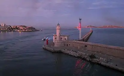 Le phare à l'aube avec le feu rouge à son pied.