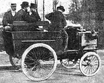 même voiture avant l'arrivée (deuxième au classement final).