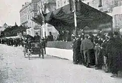 Tribune d'arrivée à Nice (voiture n°35);