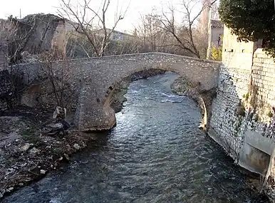 Vieux pont et pollution à Saint-Marcel (Marseille)