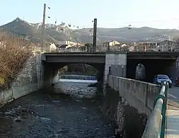 L'Huveaune dans la traversée de Saint-Marcel (Marseille).