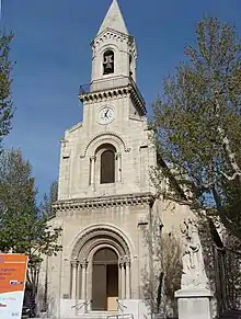 L'église Saint-Pierre, vue du boulevard Jeanne-d'Arc.