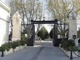 L'entrée principale du cimetière Saint-Pierre.