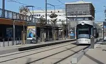 Un tramway devant le dépôt de Saint-Pierre.