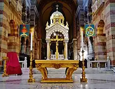 Le maître-autel, le ciborium et l'abside.