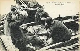 Diner de pêcheurs marseillais, à bord de leurs pointus, vers 1900