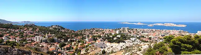 Vue panoramique de la Méditerranée depuis Notre-Dame-de-la-Garde.