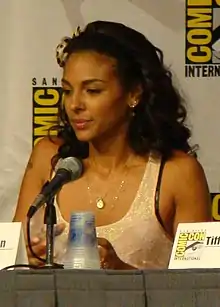 Description de l'image Marsha Thomason - White Collar panel crop.jpg.