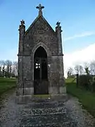 Chapelle près de l'église, souvenir de l'ancien cimetière.