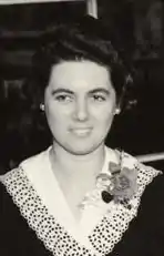 Photo noir et blanc d'une jeune femme souriante