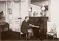 Martial Caillebotte au piano, années 1890.