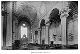 Photographie ancienne en noir et blanc de la nef d'une église.