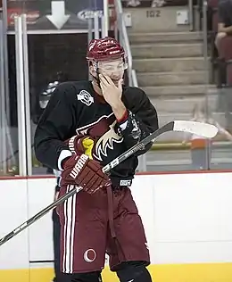 Photographie de Martin Hanzal avec le maillot noir des Coyotes et une crosse à la main.