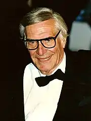 Martin Landau portant des lunettes et un smoking avec nœud papillon.