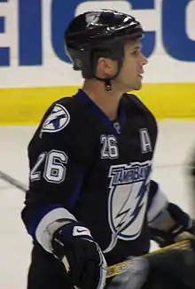 Photographie de Martin St-Louis avec le maillot noir du Lightning de Tampa Bay.