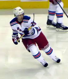 Photographie de St-Louis avec le maillot blanc des Rangers de New York