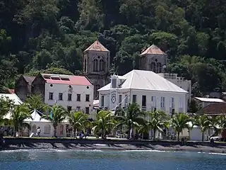 Tours de la cathédrale Notre-Dame-de-l'Assomption vues depuis la rade.