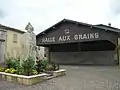 Halle aux grains et monument aux morts