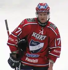 Järventie avec le maillot rouge du HIFK