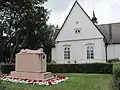 Tombes de soldats devant l’église.