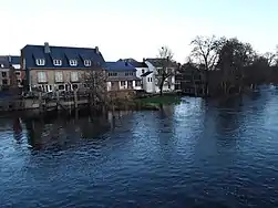 La Semois en crue à Martué, avec l'ancien moulin à gauche. (Photo prise du pont de Martué)