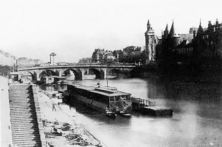 Bateau-lavoir sur la Seine.