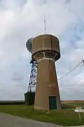 Château d'eau et éolienne de Vigny.